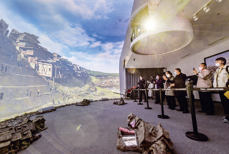 近年来,重庆红岩革命纪念馆以新技术把革命文物搬上屏幕和舞台,创新革命文物展示,让红岩革命文物“活”起来。图为在重庆红岩革命纪念馆“红岩记忆”数字体验厅内,观众们观看以双曲三维穹幕技术展示的场景。 新华社记者 李贺/摄